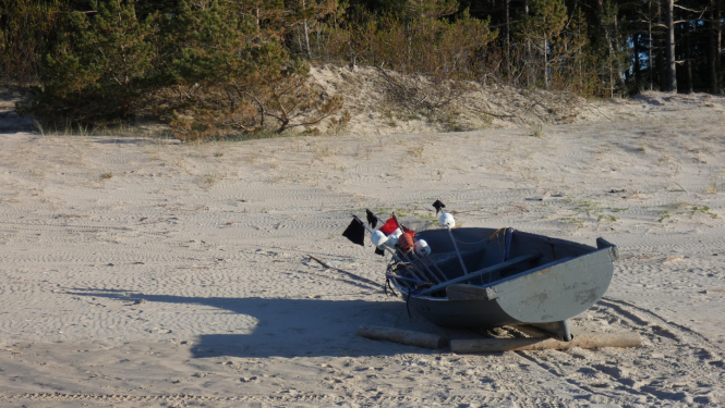 Zvejas laiva liedagad smiltīs