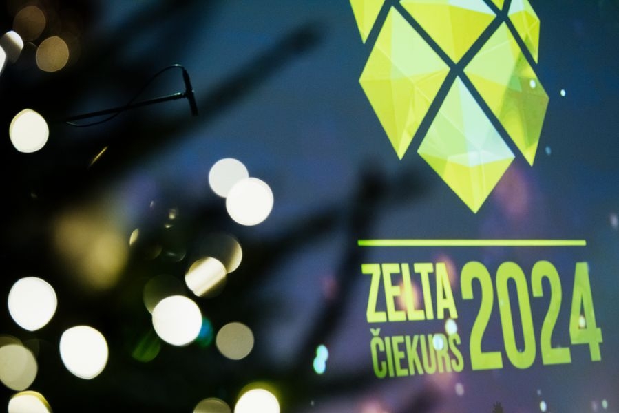 Mirdzošas gaismiņas un Zelta čiekurs baneris