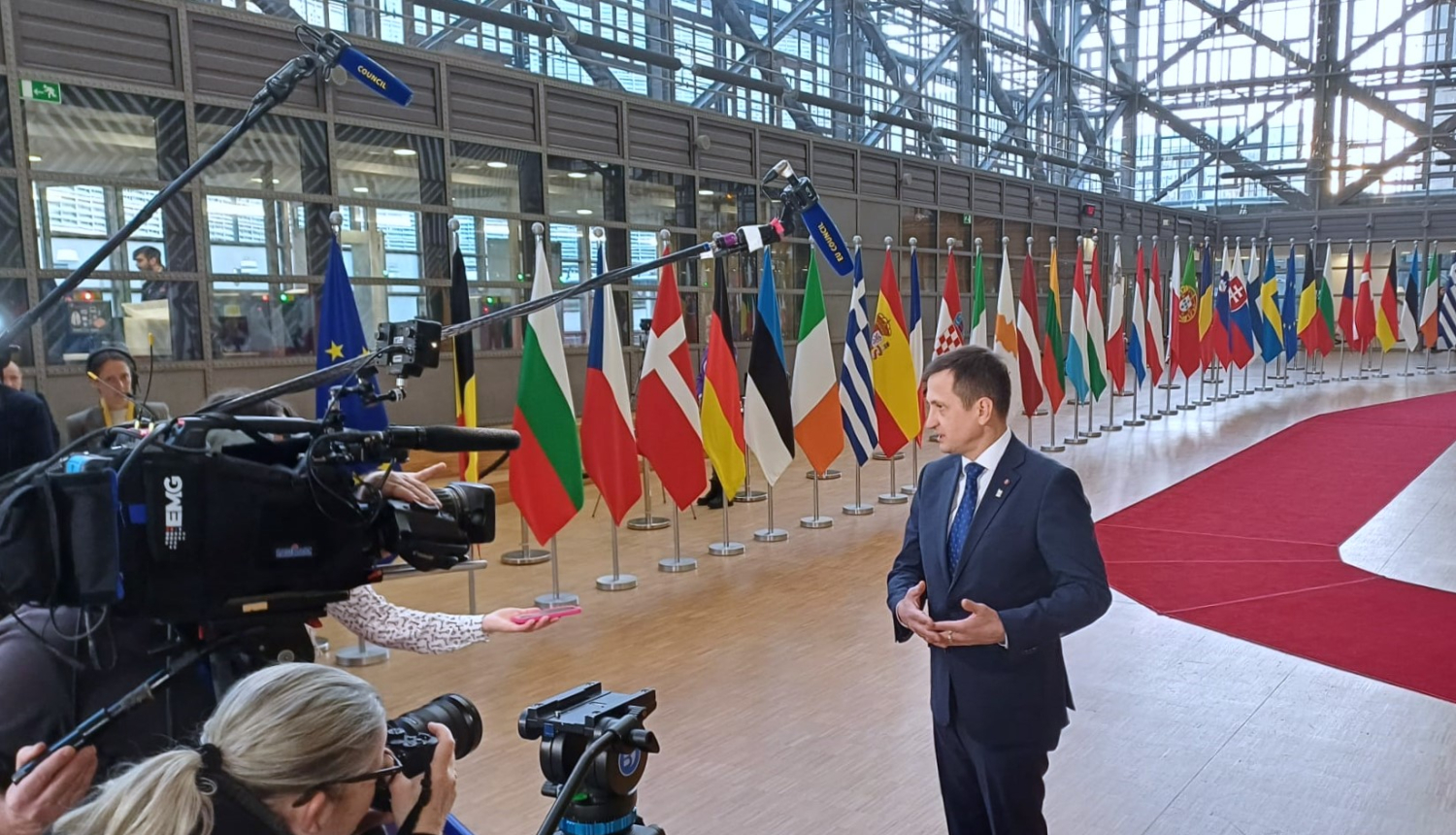 zemkopības ministrs Armands Krauze sniedz interviju ārvalstu žurnālistiem Briselē