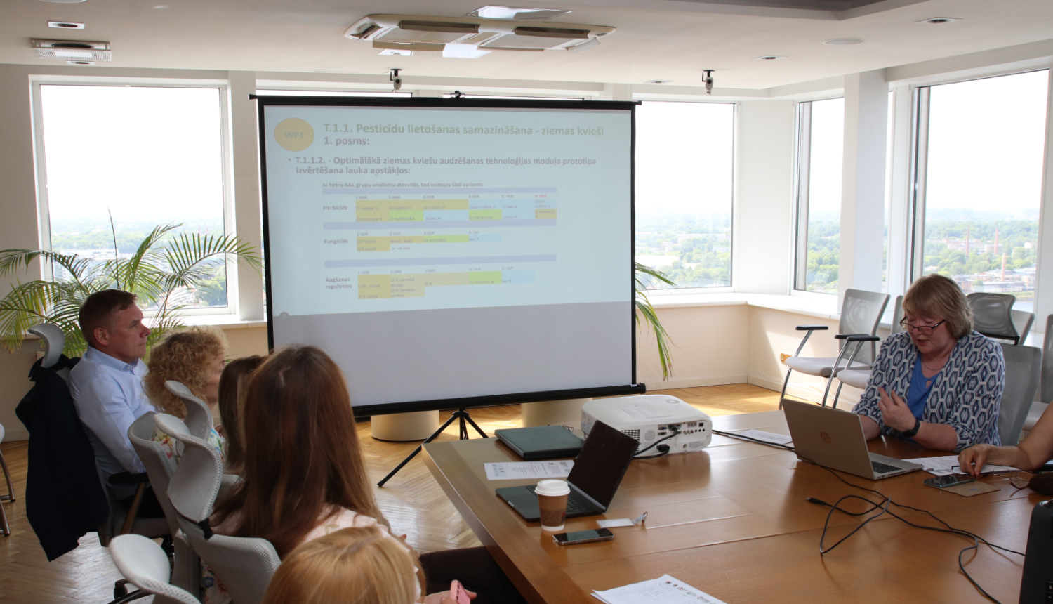 Pētījuma apspriešana, cilvēki vienkop ap galdu