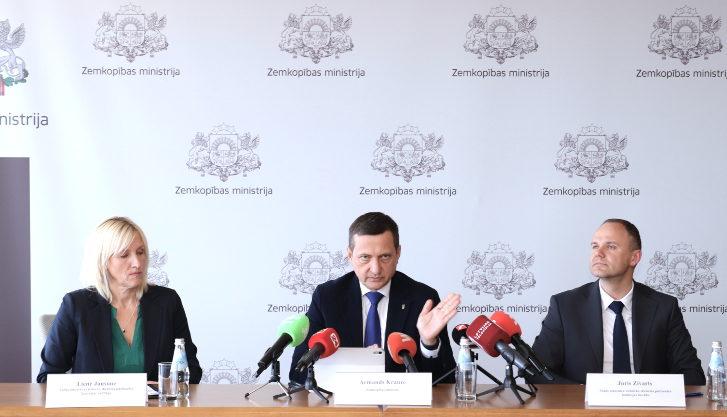 Preses konferences dalībnieki: ZM valats sekretāra vietniece Liene Jansone, zemkopības ministrs Armands Krauze, ZM valats sekretāra vietnieks Juris Zīvarts