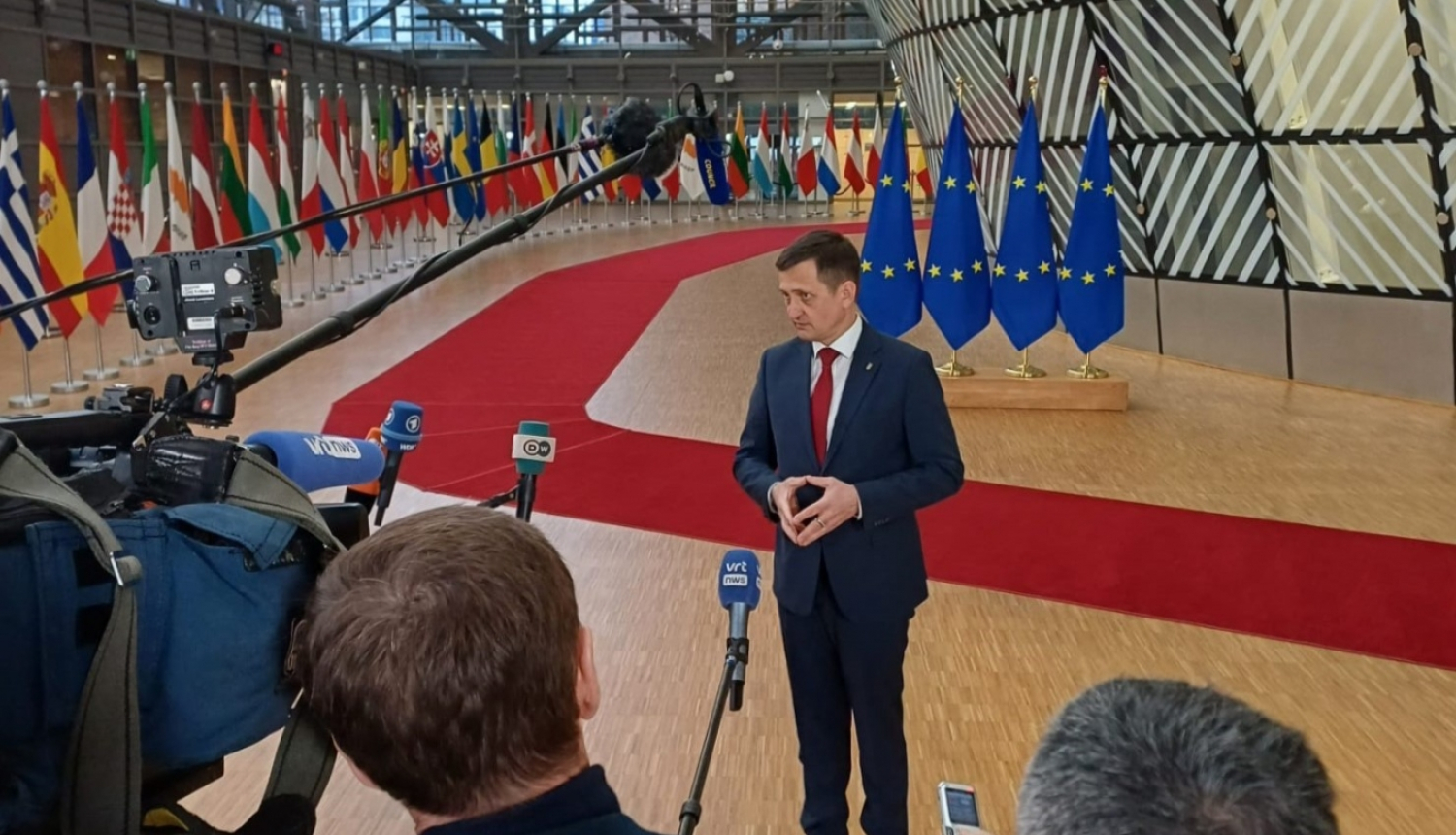 zemkopības ministrs Armands krauze sniedz interviju ārvalstu žurnālistiem Briselē pirms ES Lauksaimniecības un zivsaimniecības padomes sanāksmes