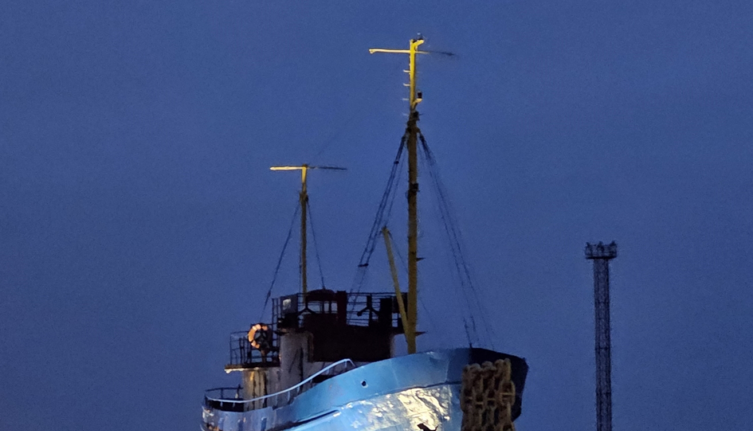 Zvejas traleris krastā