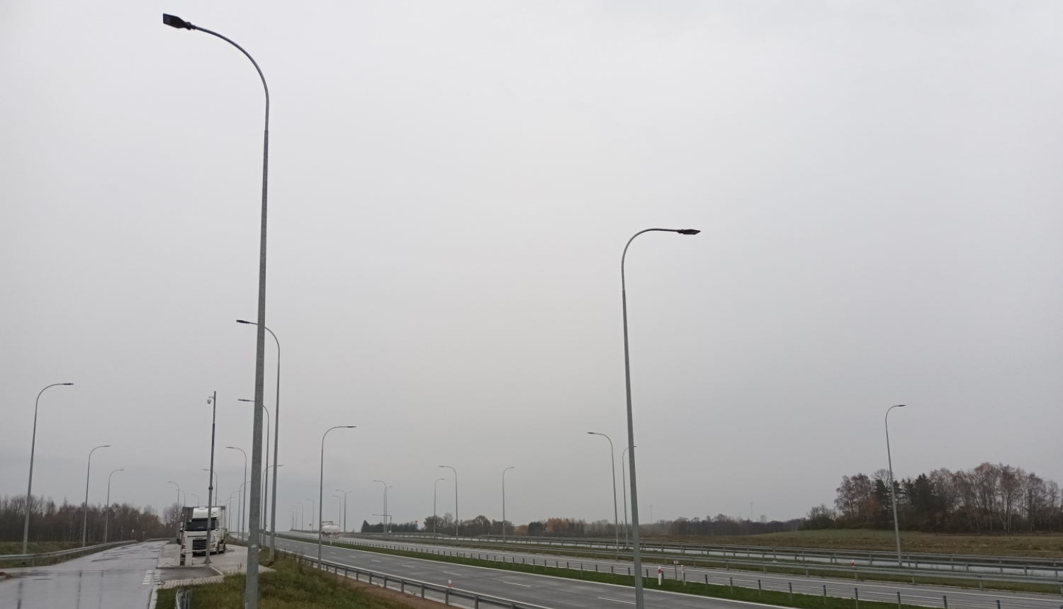 tukša šoseja vēla rudens lietainā dienā Polijā