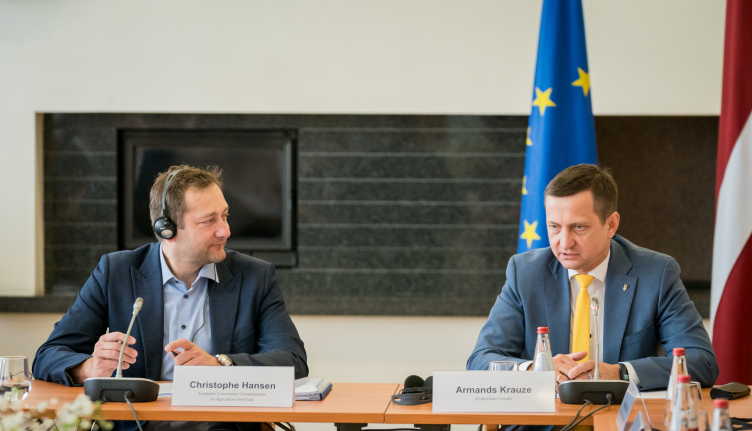 ES lauksaimniecības un pārtikas komisārs Kristofs Hanzens un zemkopības ministrs Armands Krauze Daugavpilī 18. aprīlī