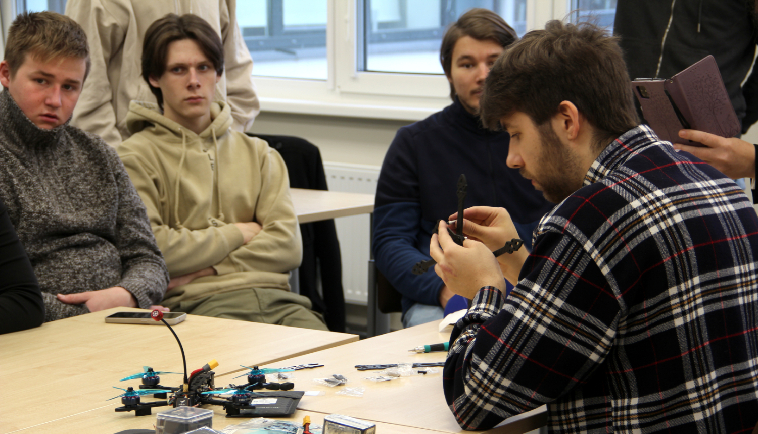 Jaunieši mācās komplektēt dronus 