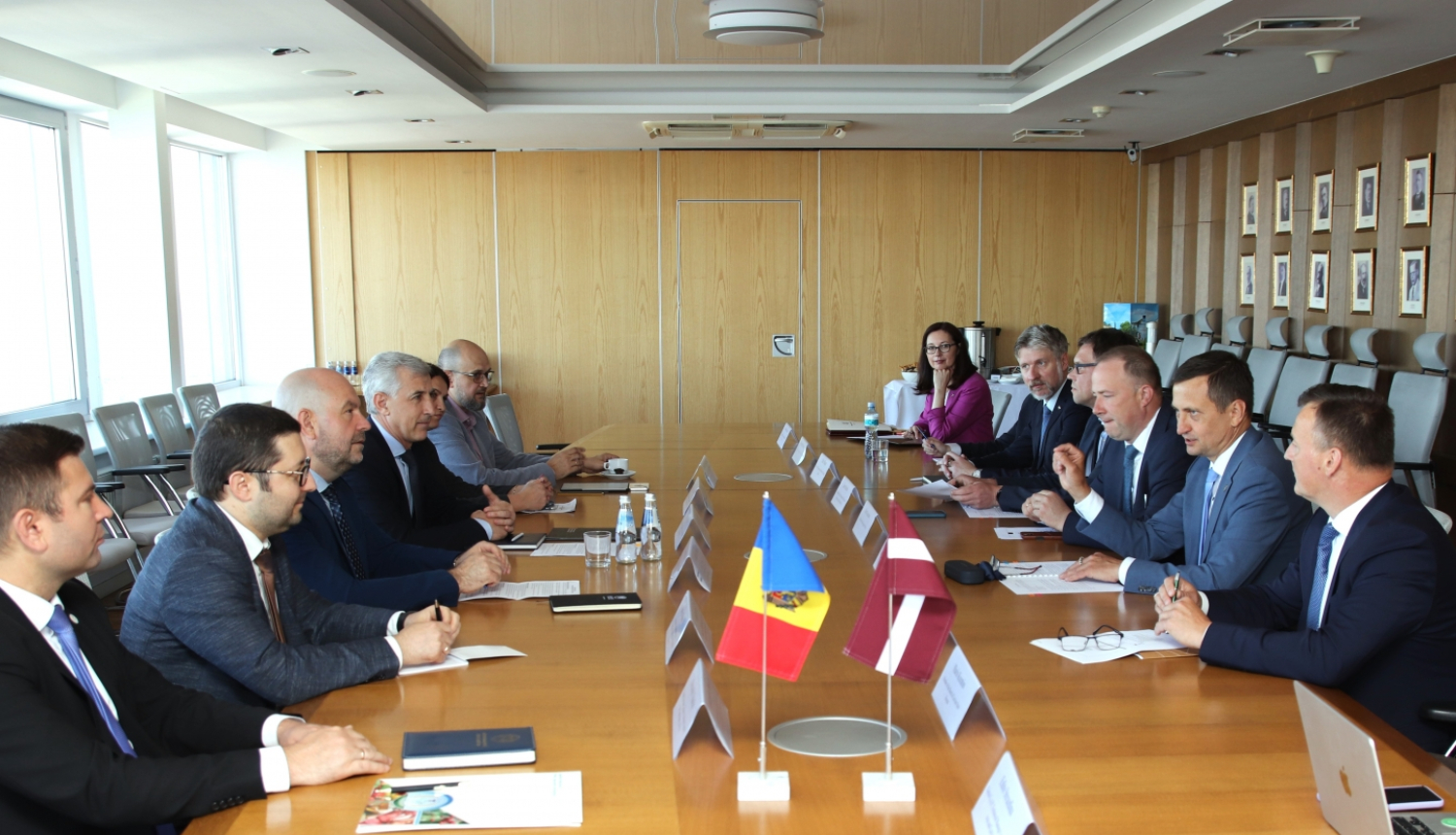 Zemkopības ministrijas delegācija ar Moldovas delegāciju pie galda