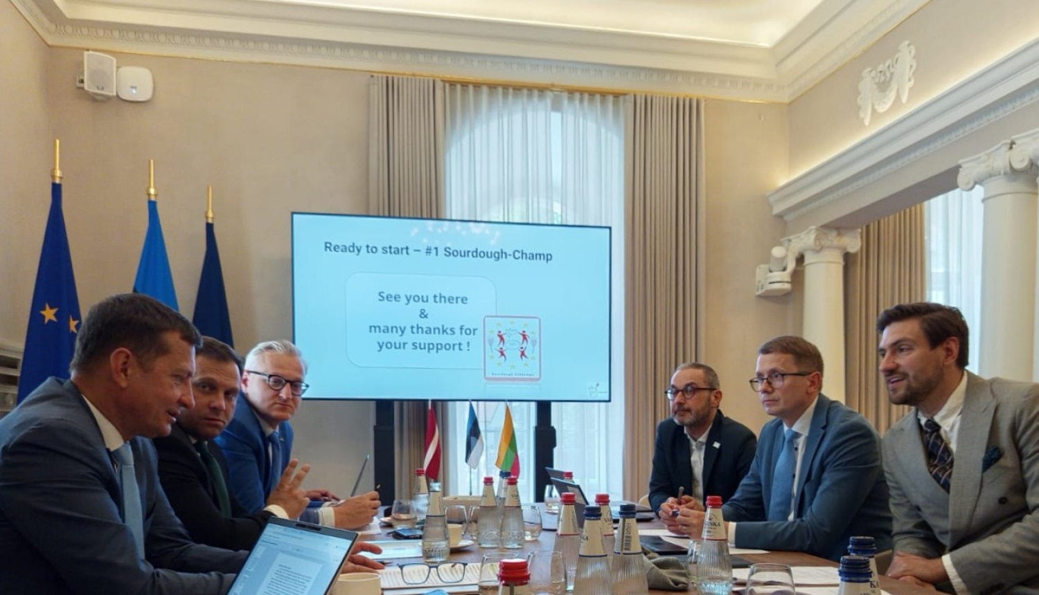 Baltijas valstu lauksaimniecības ministri sēž ap galdu un sarunājas 