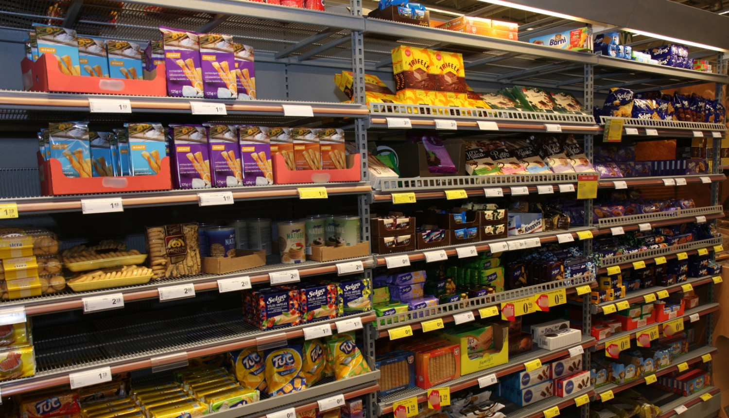 pārtika veikala plauktos