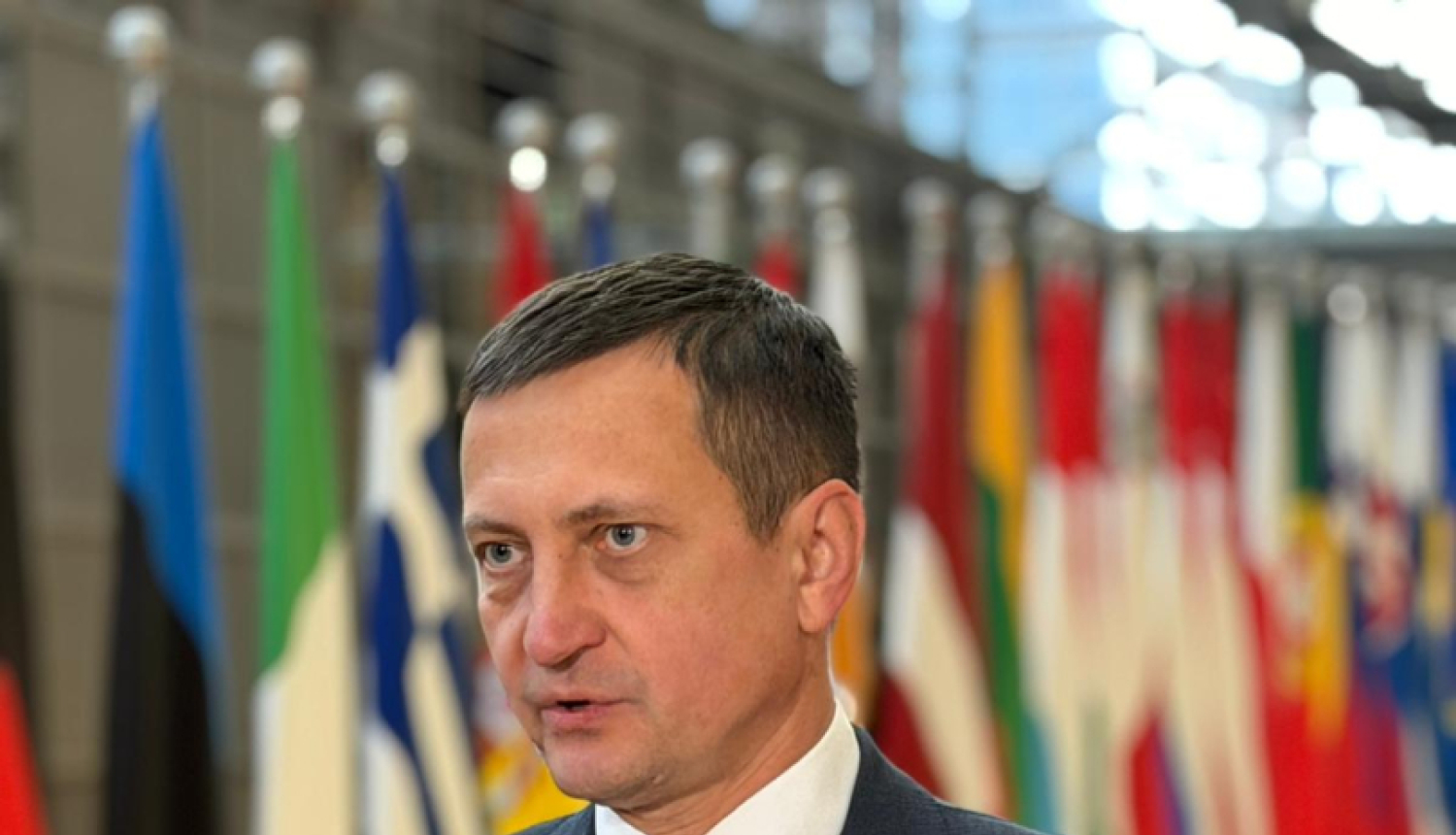 Ministrs Briseles foajē ar medijiem 