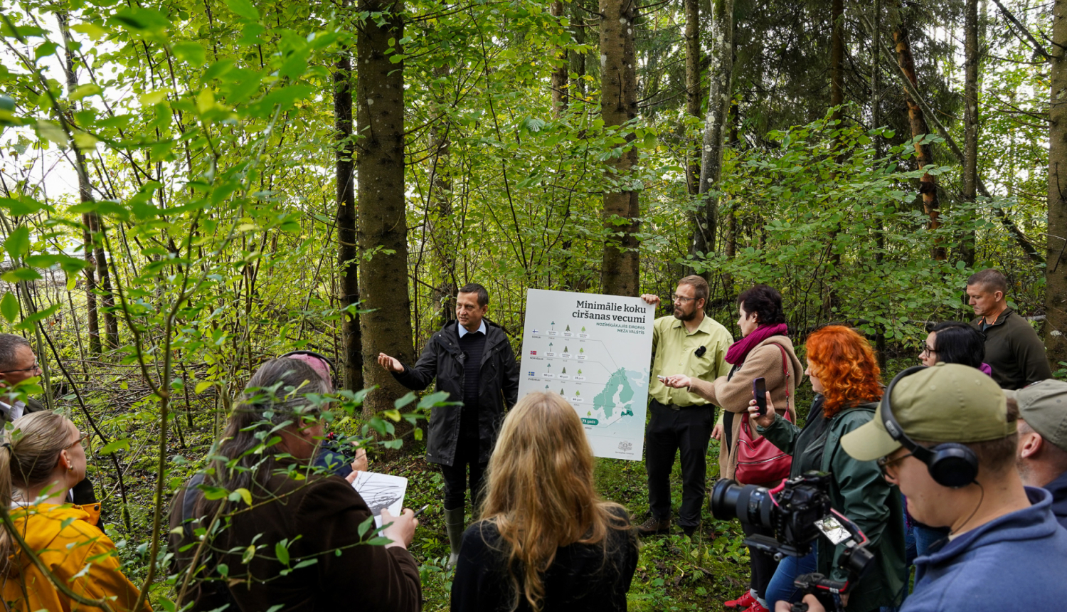 Zemkopības ministrs Armands Krauze ar žurnālistiem meža izbraucienā kopā ar nozares speciālistiem 