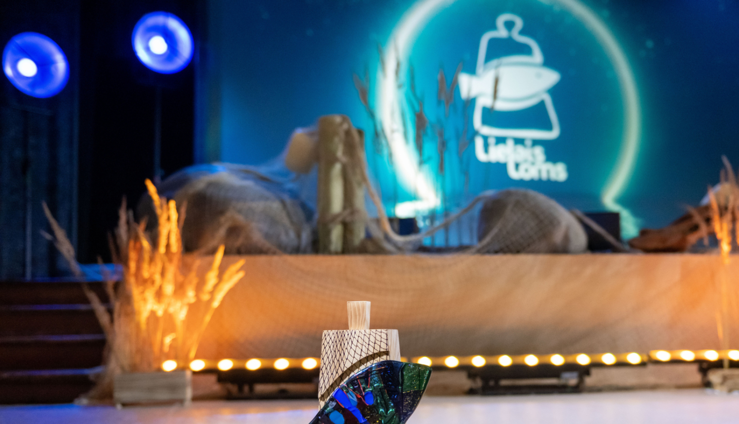 Lielā loma balva ar ceremonijas skatuvi fonā no pērnā gada