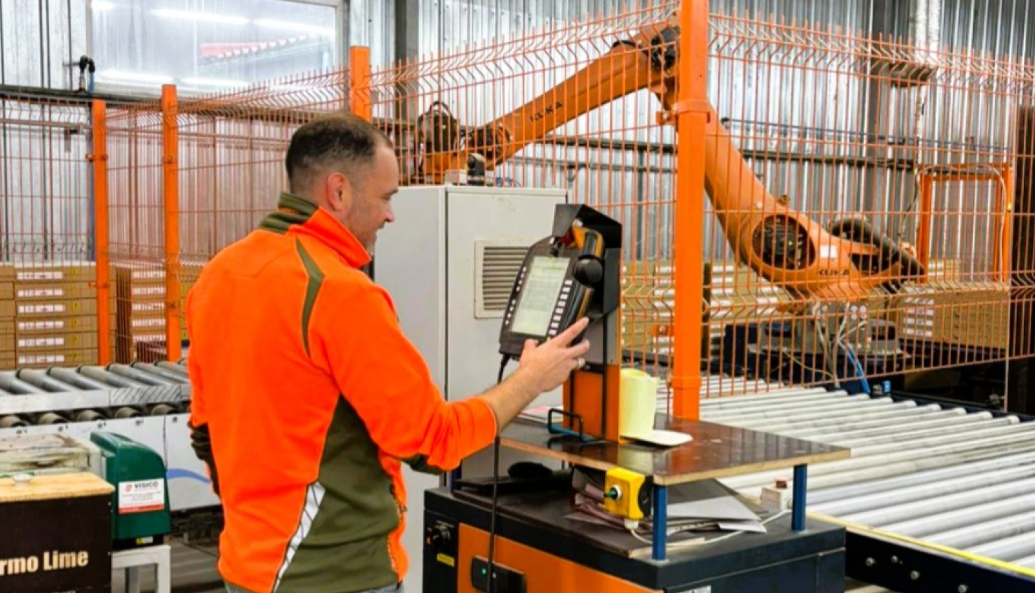 Cilvēks pie kokapstrādes iekārtas