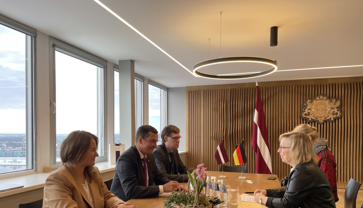 Zemkopības ministrs un Vācijas vēstniece Latvijā pie sarunu galda