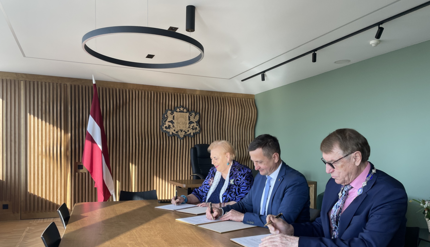 zemkopības ministrs Armands Krauze, Latvijas Zinātņu akadēmijas prezidents Ivars Kalviņš un Latvijas Lauksaimniecības un meža zinātņu akadēmijas prezidente Baiba Rivža paraksta sadarbības memorandu