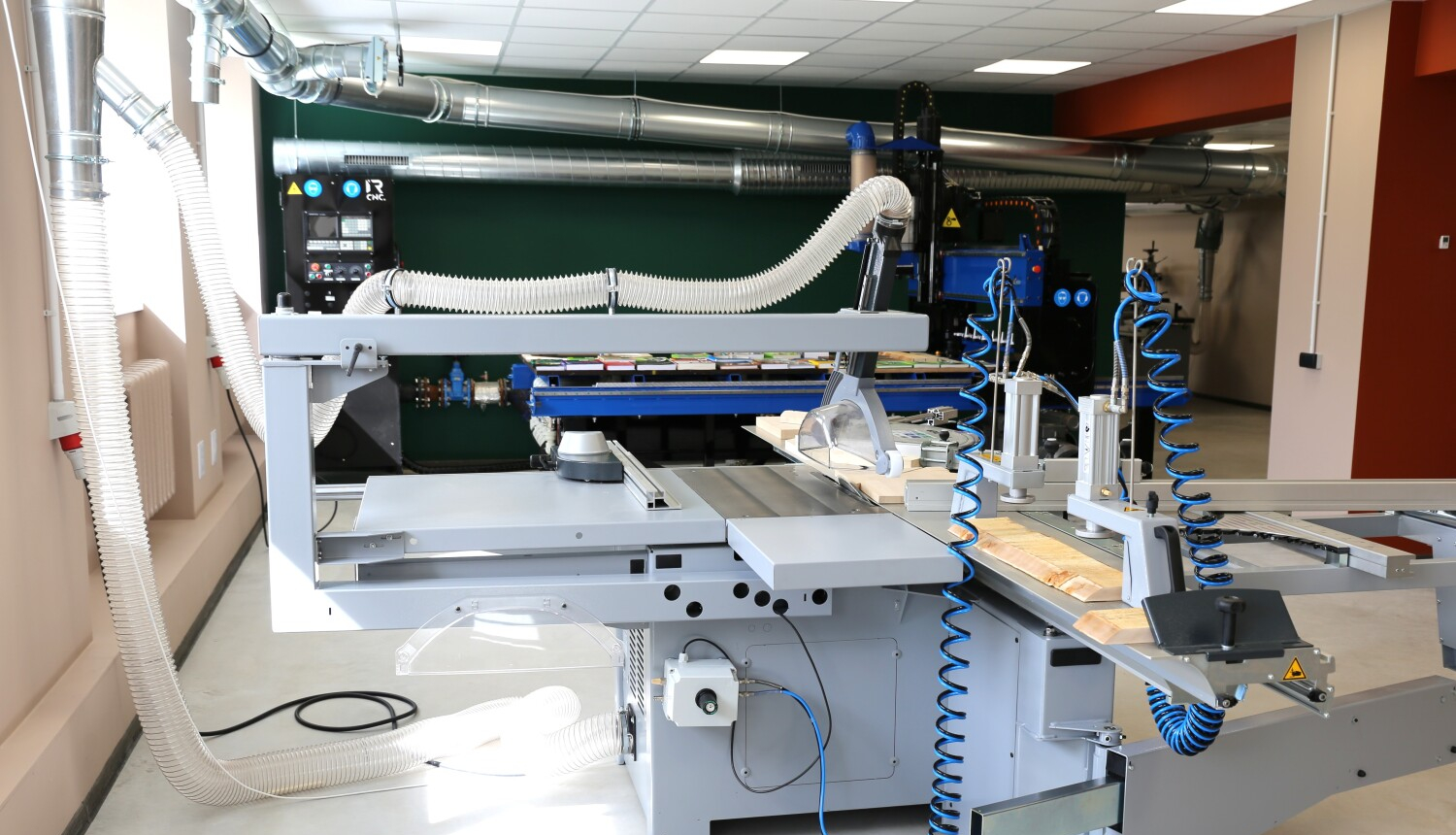 Attēlā redzama industriāla kokapstrādes iekārta.