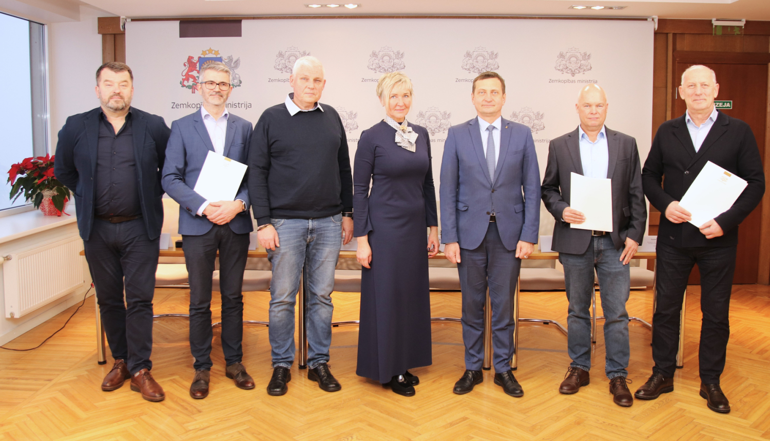 Kopbilde ar zemkopības ministru un Kūdras asociācijas pārstāvjiem