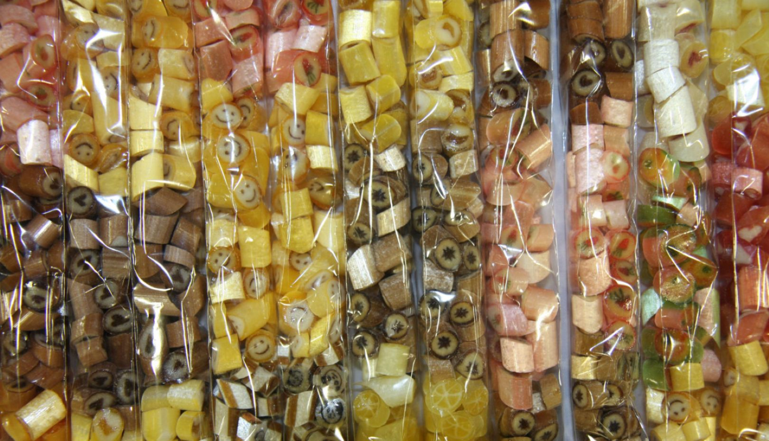 Mazas košas karameles izstādes stendā