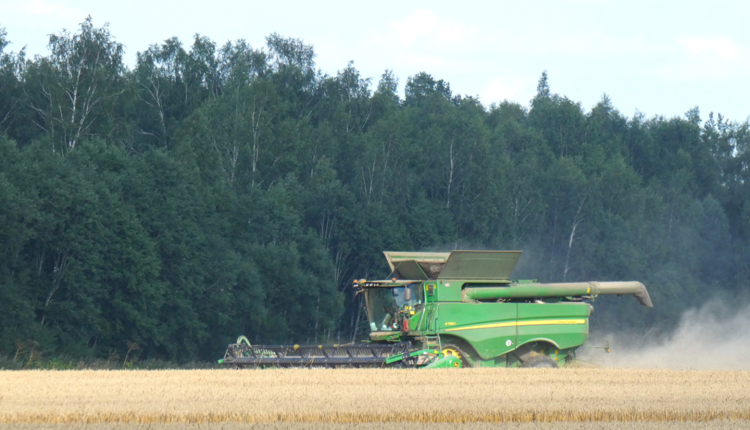 Kombains labības laukā 