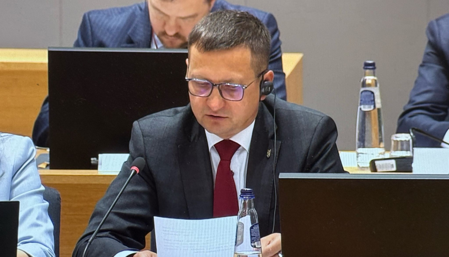 Ministrs Krauze Briselē pie galda