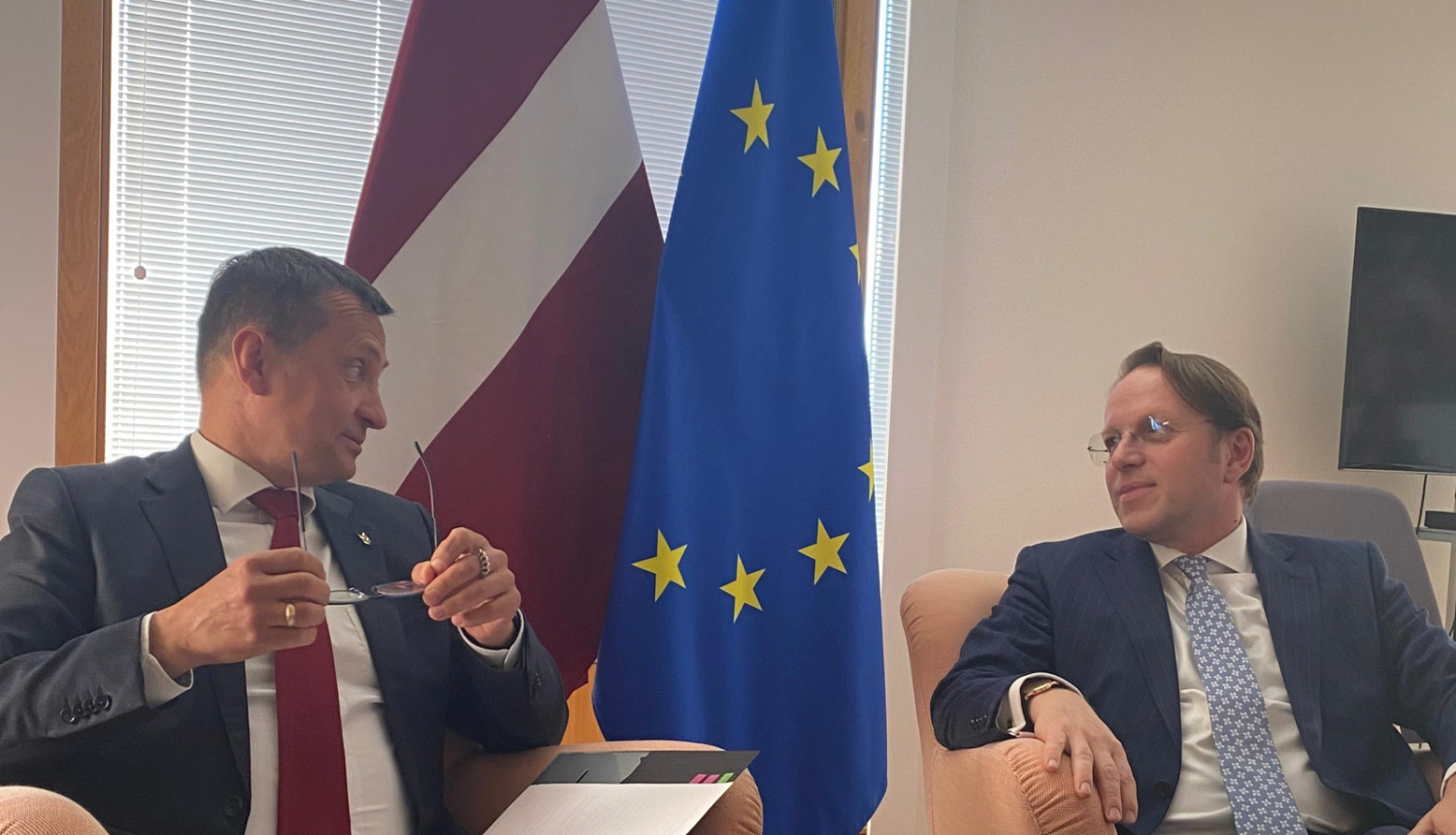 Ministrs un komisārs sarunā pie galdiņa