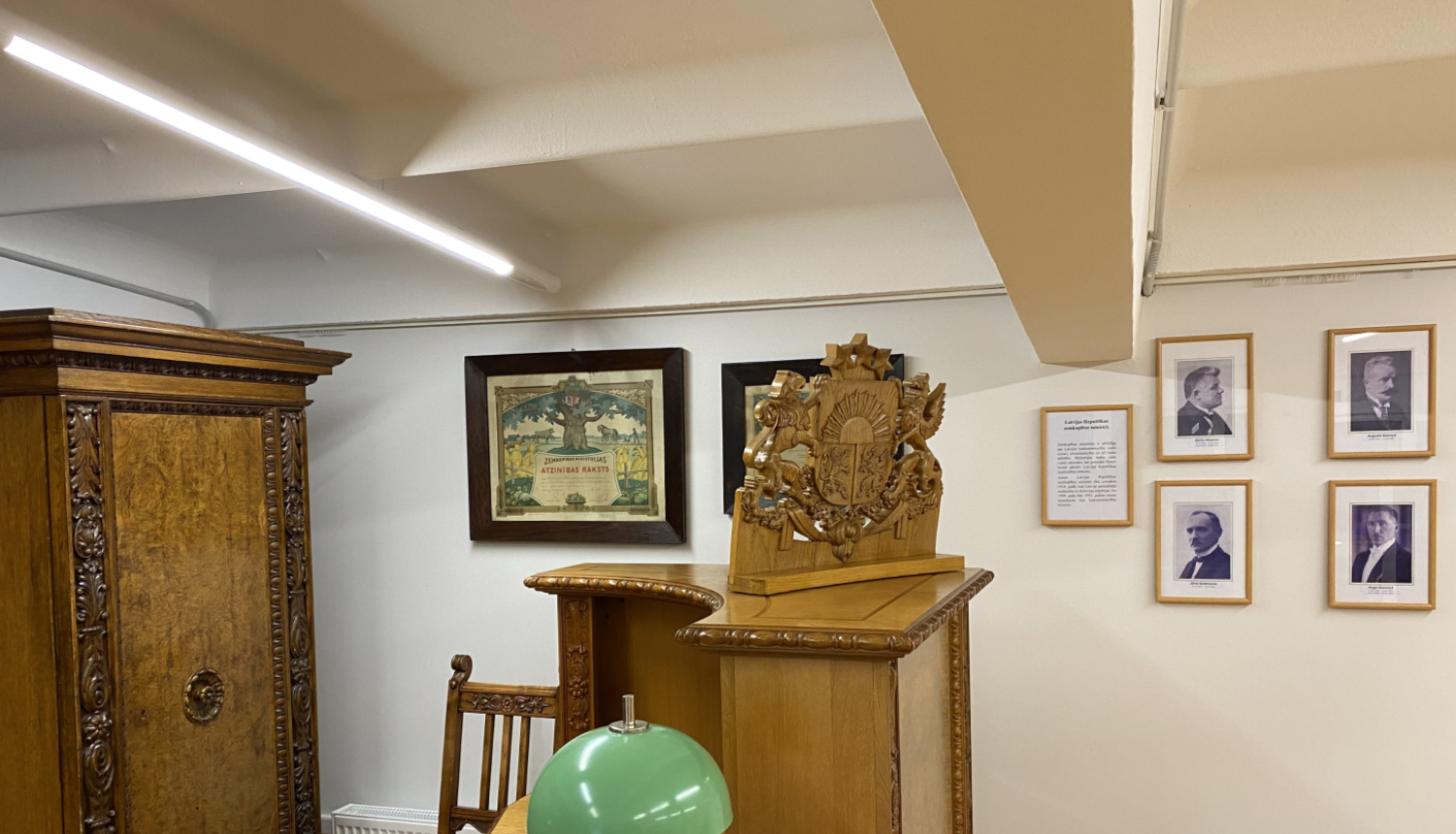 Zemkopības ministra vēsturiskais kabinets - galds, krēsls, ģerbonis u.c.;