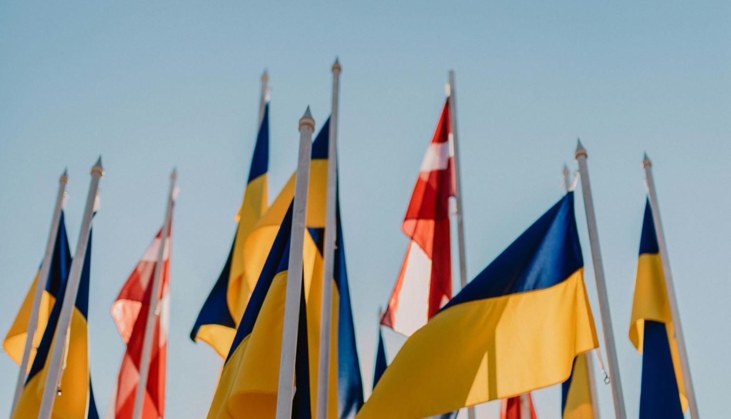 Latvijas un Ukrainas karogi