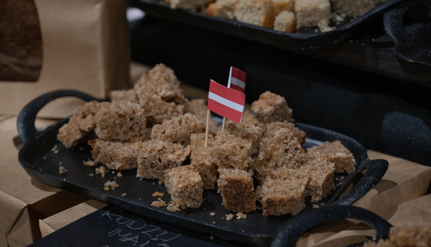 Latvijas karodziņi,iesprausti kārtainajos cepumos