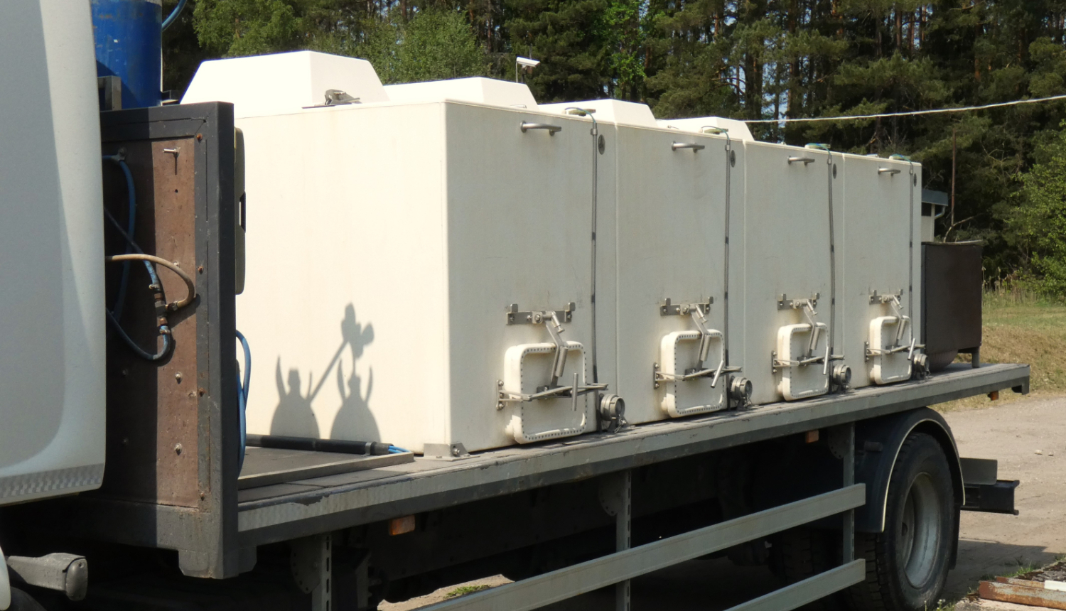 Mašīna ar konteineriem