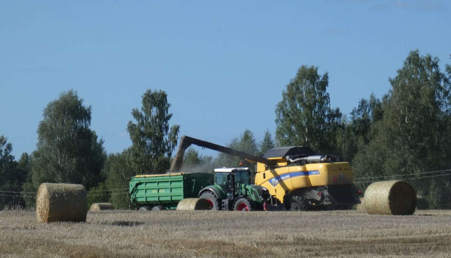 Uz lauka traktors veido ruļļus