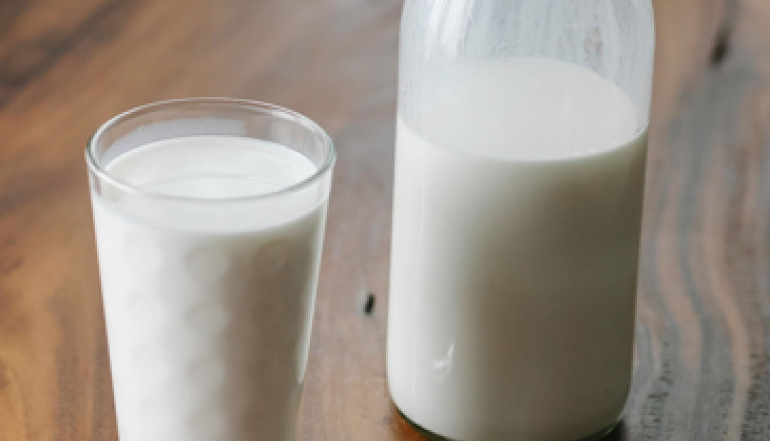 Piens glāzē un pudele