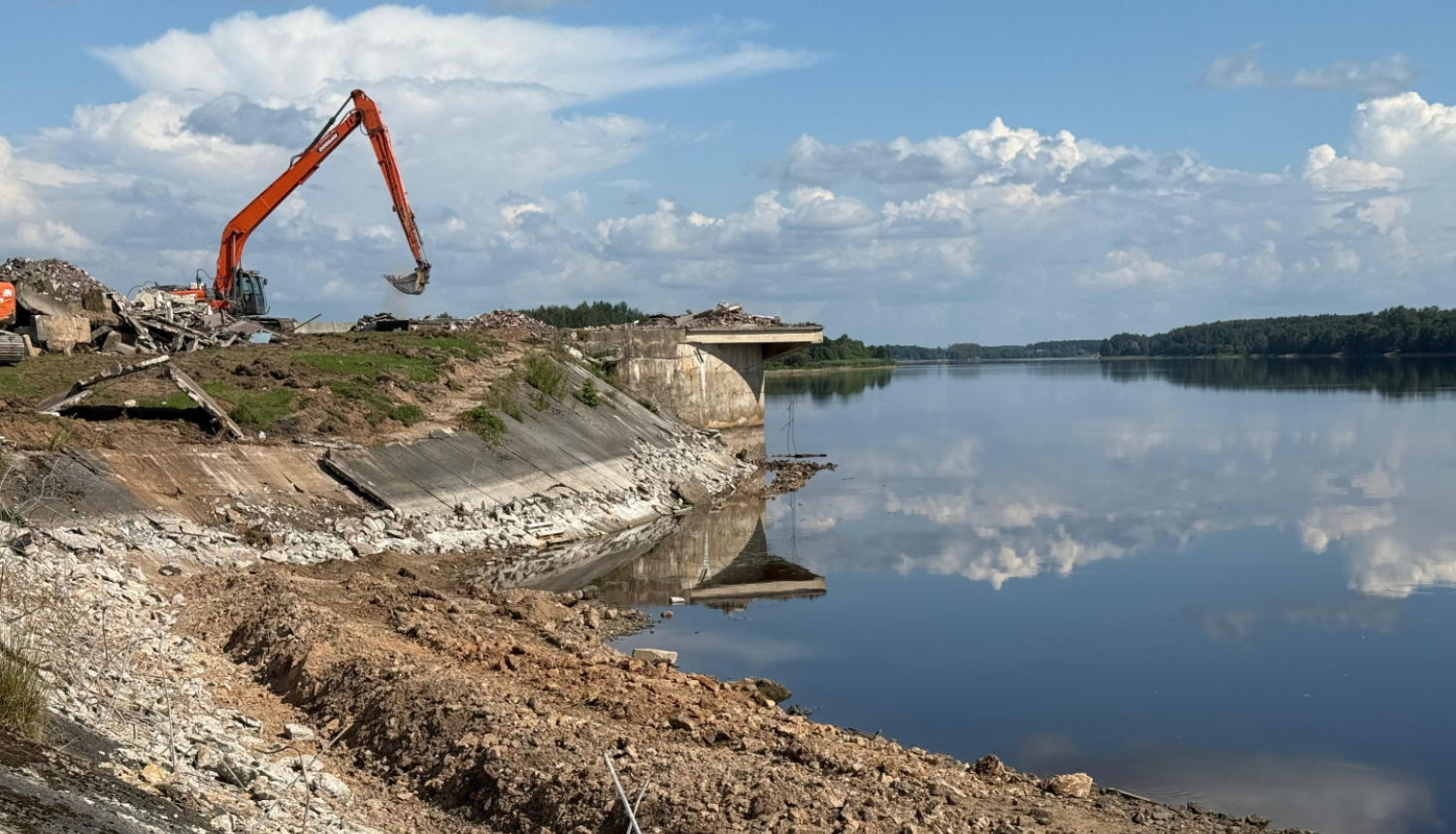 Celtnis, upe, dambis, būvdarbi 