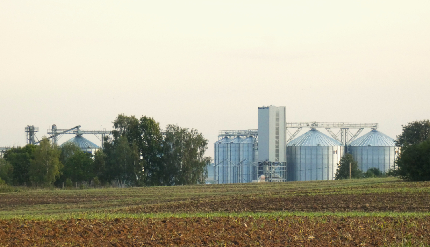 Graudu silosi lauku uzņēmumā 