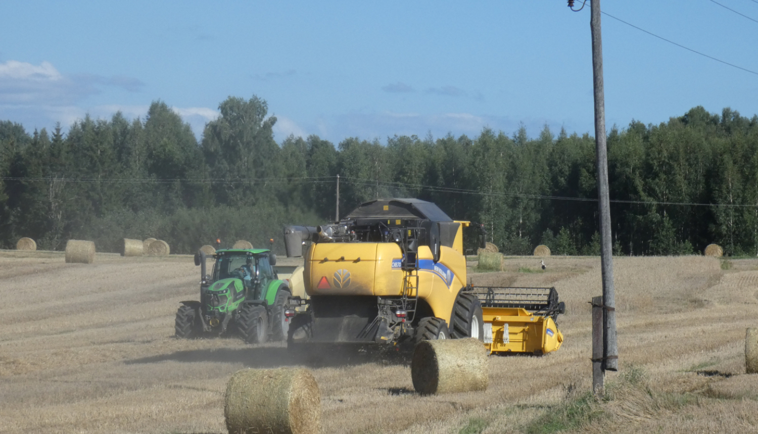 Tehnika uz lauka vāc labību 