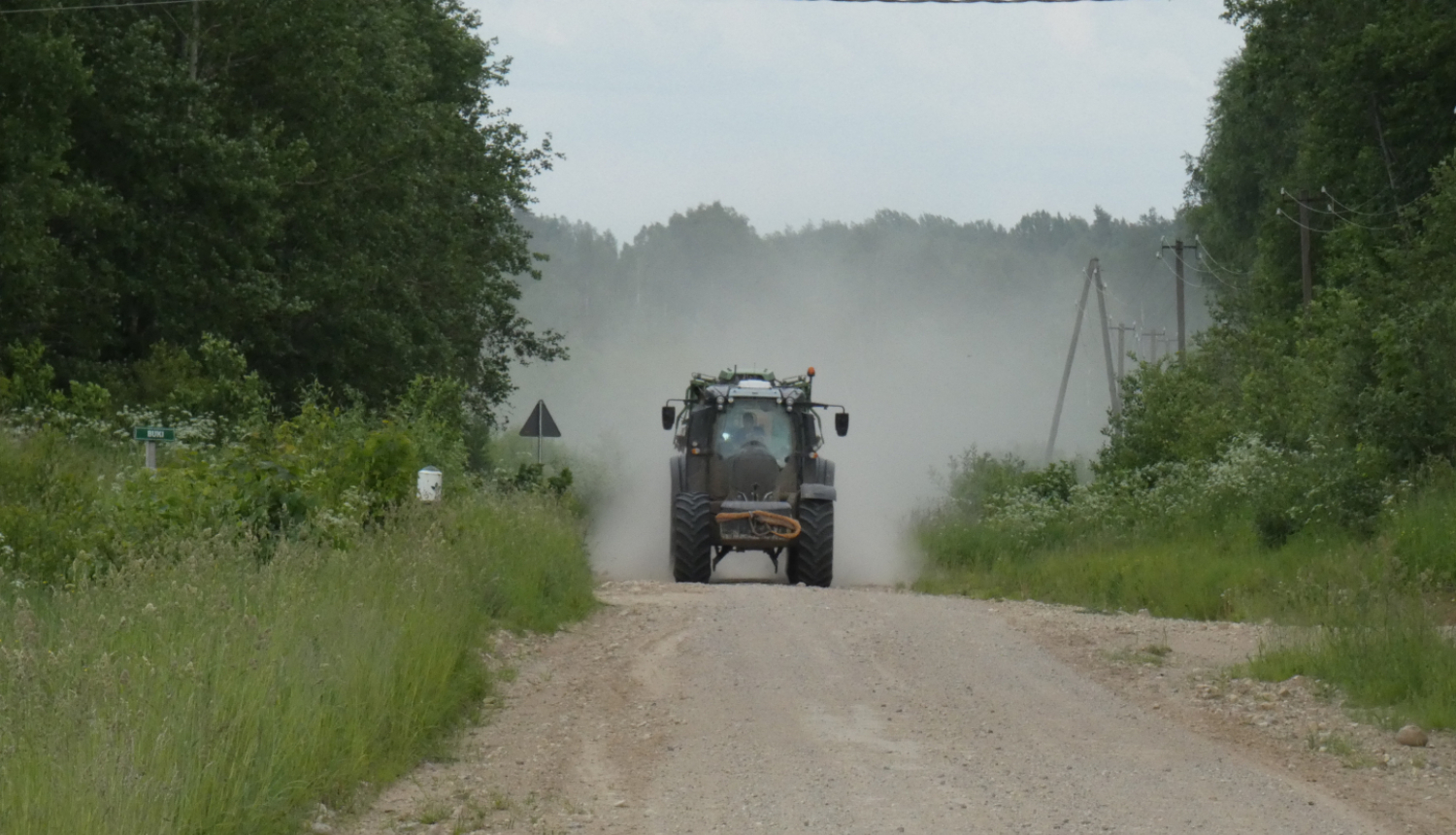 Braucošs traktors uz ceļa