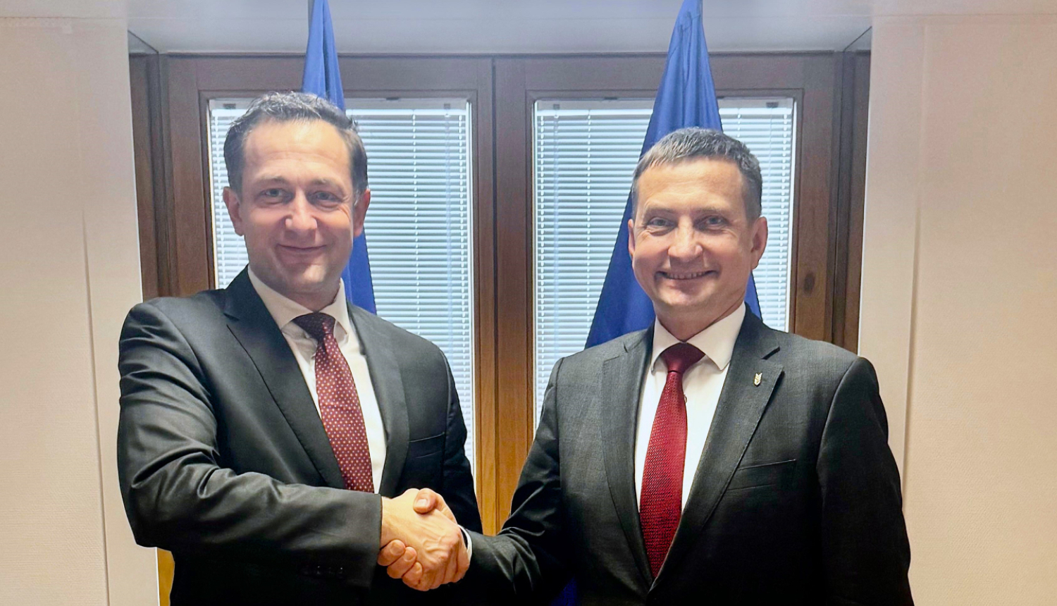 ES lauksaimniecības un pārtikas komisāra Kristofa Hanzena un zemkopības ministra Armanda Krauzes rokasspiediens.