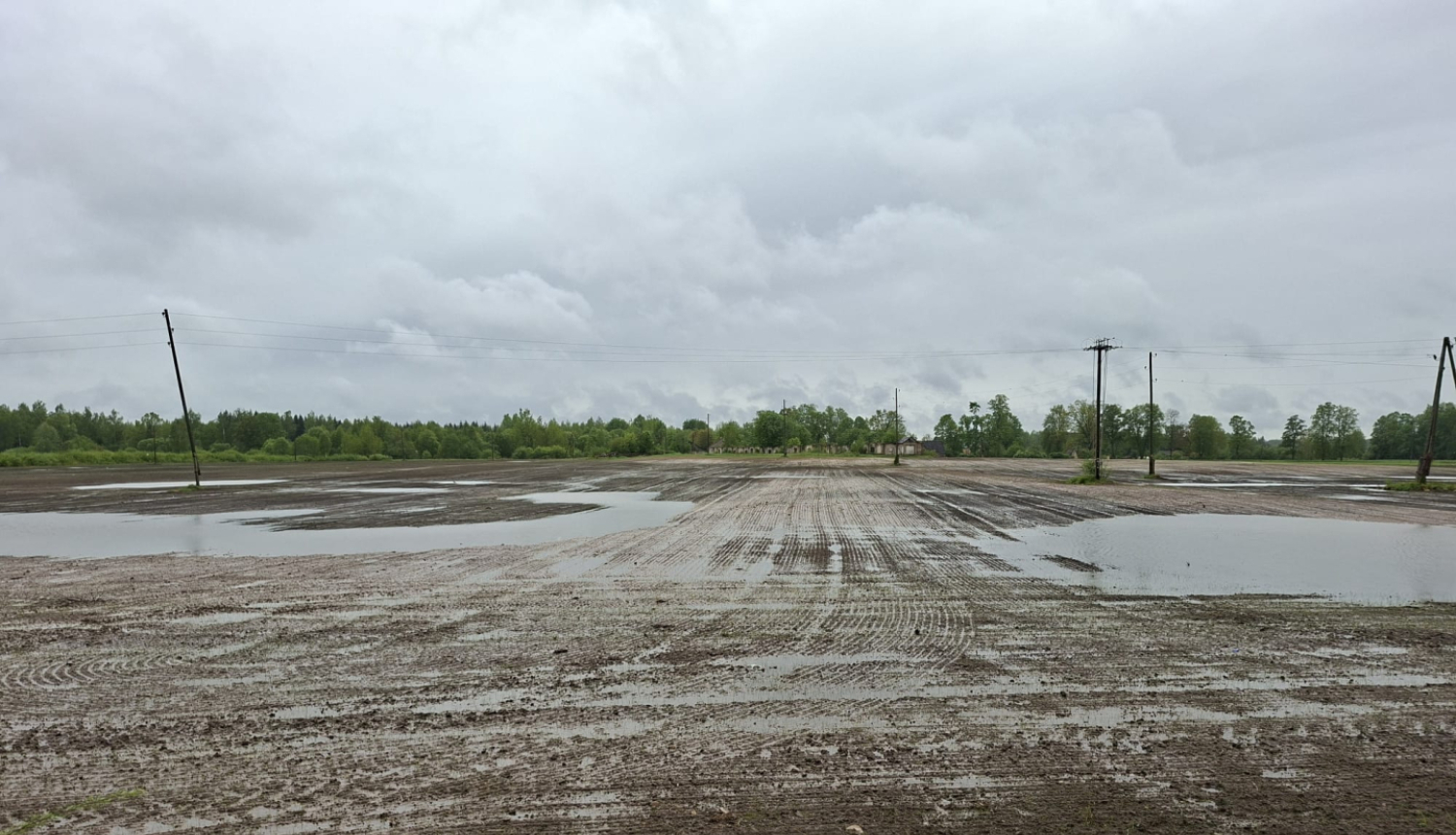 Applūduši tīrumi, ceļi