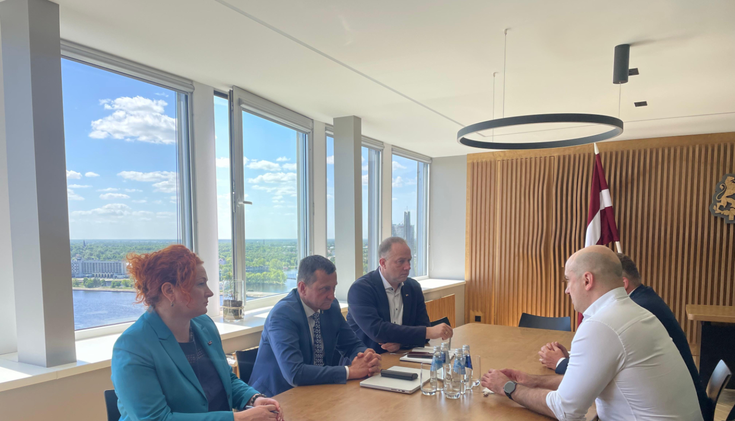 Zemkopības ministrs Armands Krauze, valsts sekretārs Ģirts Krūmiņš un VEA pārstāvji tikšanās laikā