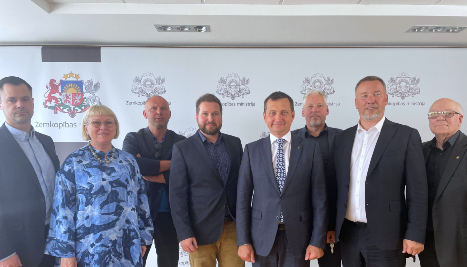 Zemkopības ministrs Armands Krauze ar Drosme darīt pārstāvjiem.