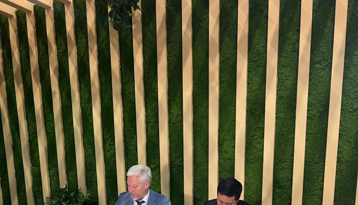 Zemkopības ministrijas parlamentārais sekretārs Normunds Šmits un Uzbekistānas mežsaimniecības aģentūras direkors Erkins Mukhidinovs paraksta memorandu