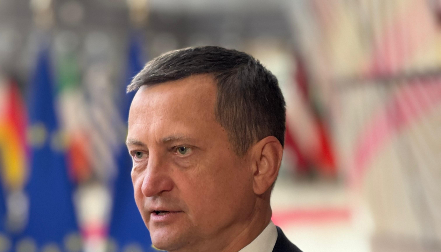 zemkopības ministrs Armands Krauze Briselē uz ES karogu fona