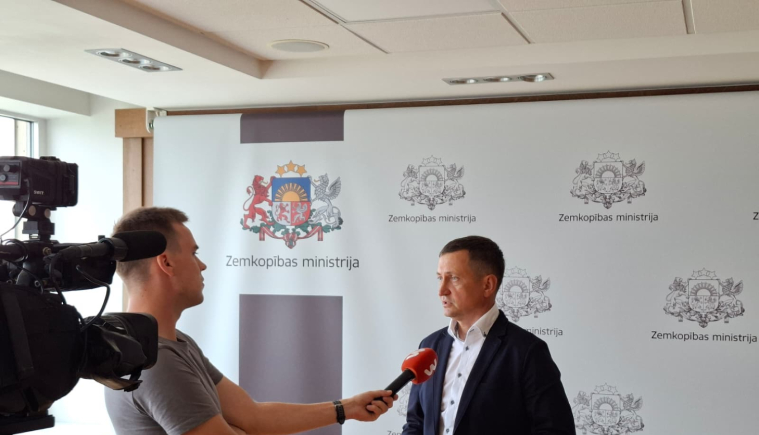 Zemkopības ministrs Armands Krauze sniedz interviju TV3 par lietavu postījumiem lauksaimniecībā