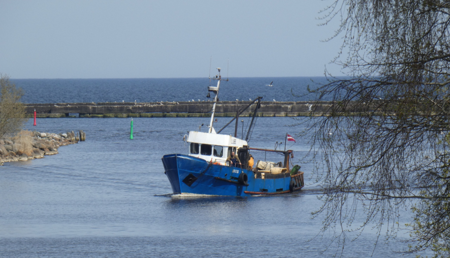 Zvejas kuģis brauc ostā
