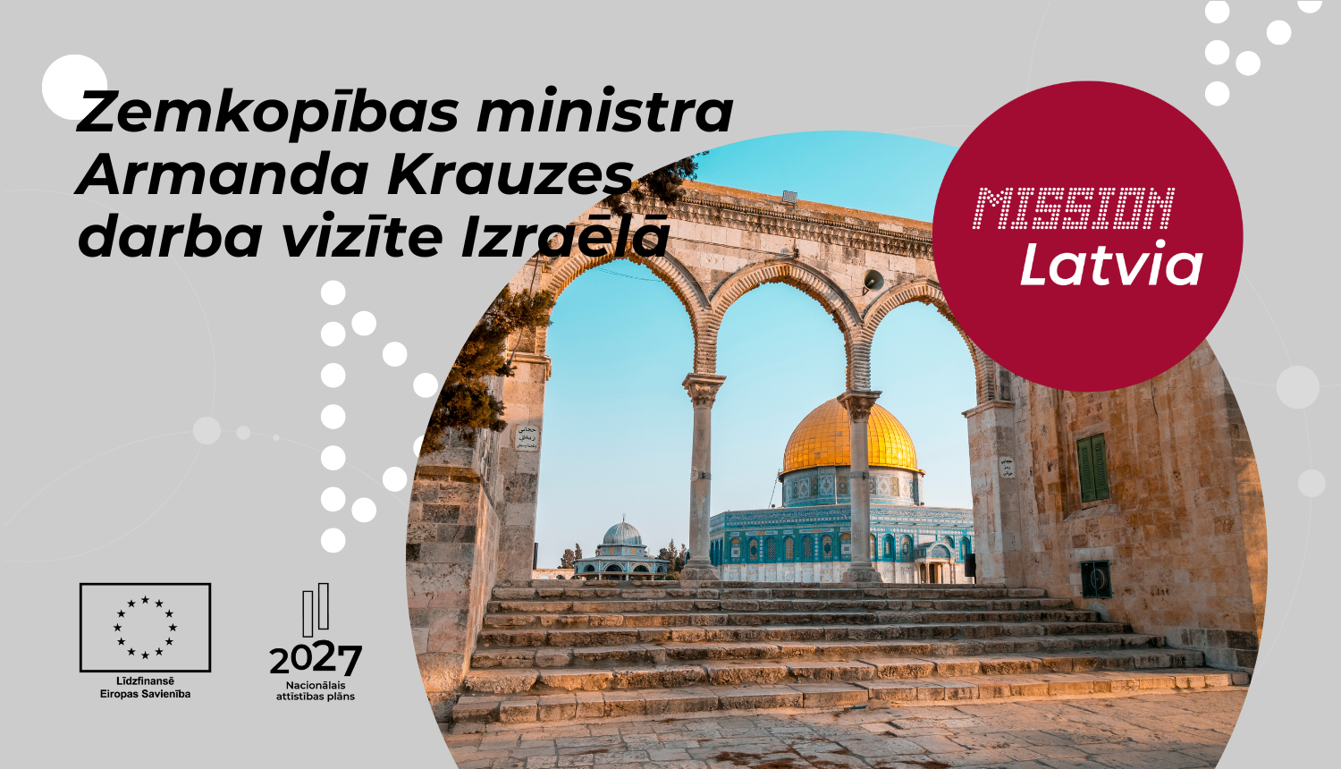 Starp kollonām redzama zila ēka ar dzeltenu kupola jumtu