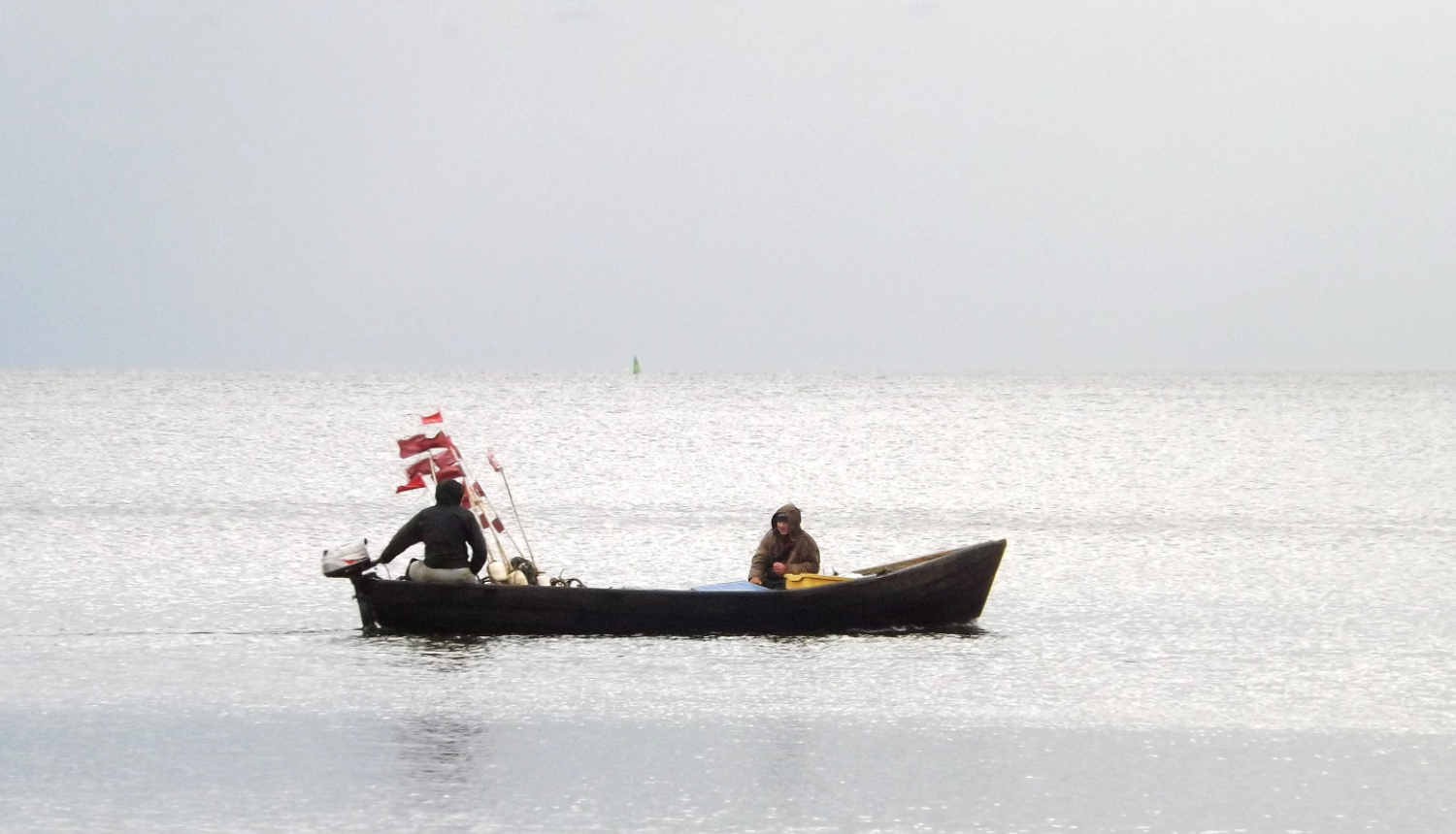 Zvejnieki laivā jūrā