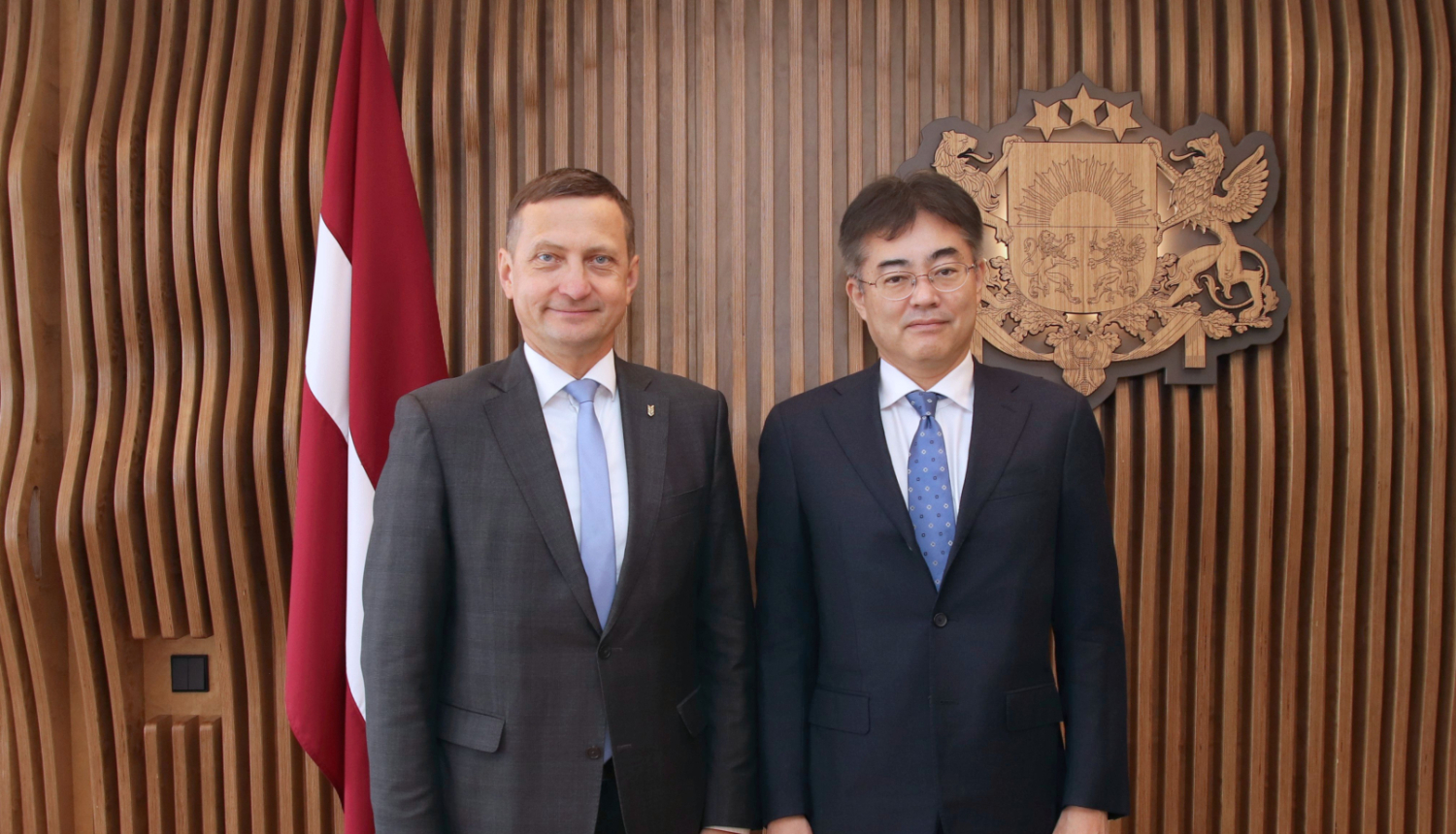 Zemkopības ministrs Armands Krauze un Japānas vēstnieks Latvijā Jošida Kensuke