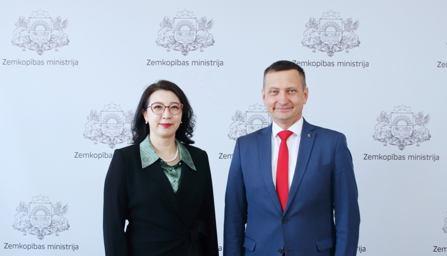 s Armands Krauze ar Ķīnas vēstniecības Latvijā pilnvaroto lietvedi Sunu Daņhueju