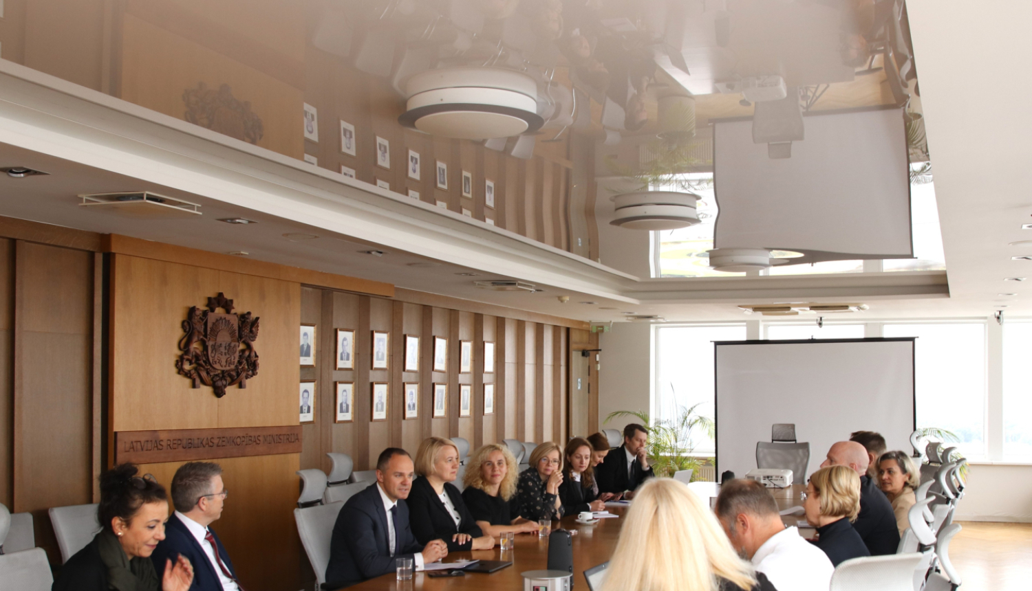 Zemkopības ministrijas valsts sekretāra vietnieks Juris Zīvarts sapulcē ar LOSP, IZM un Šveices izglītības iestāžu pārstāvjiem