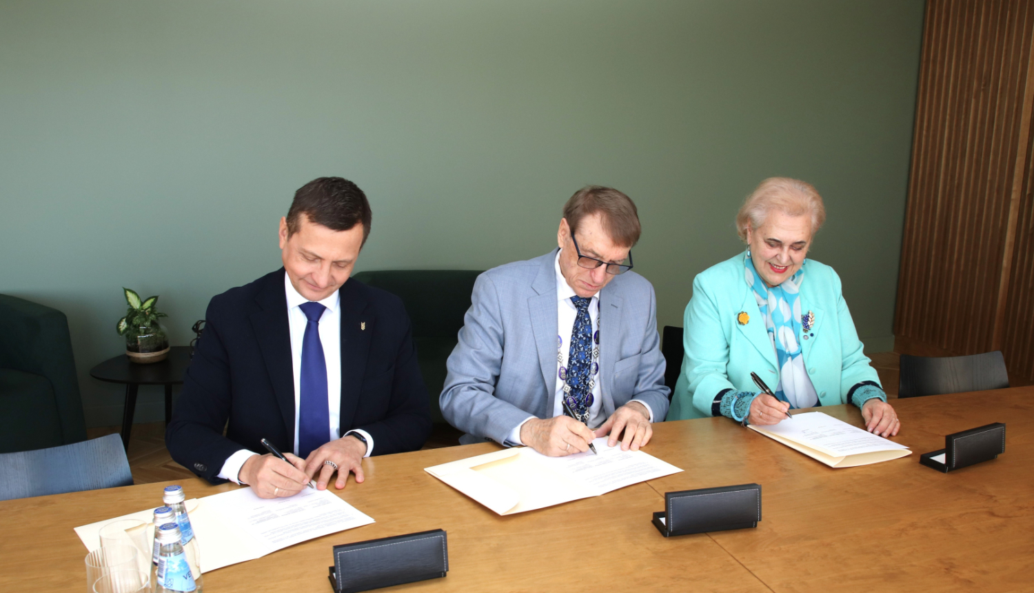 zemkopības ministrs Armands Krauze, Latvijas Zinātņu akadēmijas (LZA) prezidents Ivars Kalviņš un Latvijas Lauksaimniecības un meža zinātņu akadēmijas prezidente Baiba Rivža paraksta ikgadējo sadarbības līgumu
