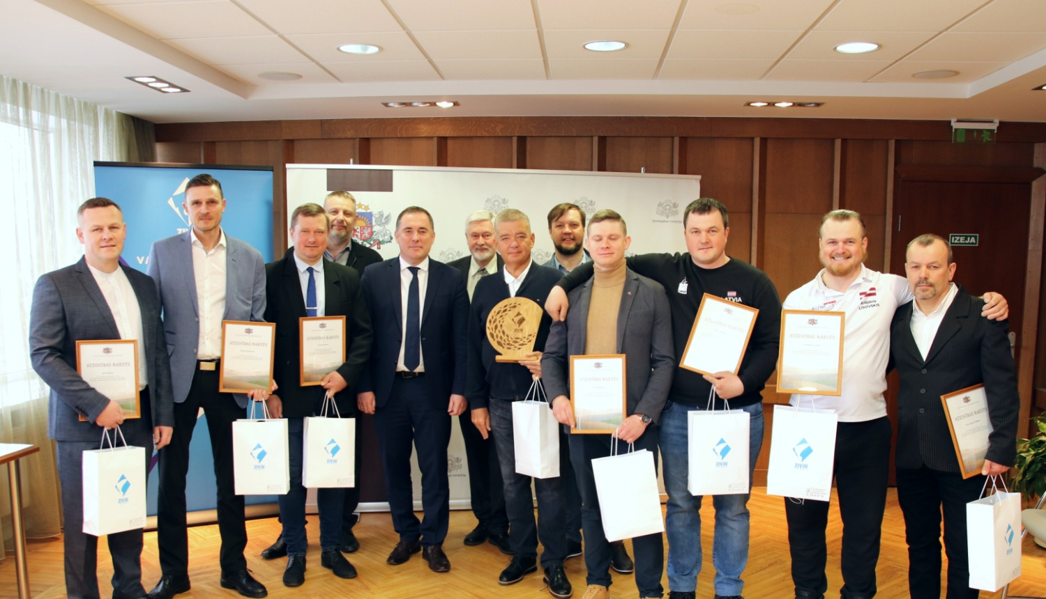 Zemkopības ministrs Didzis Šmits sveic Latvijas zemledus makšķerniekus ar panākumiem starptautiskās sacīkstēs